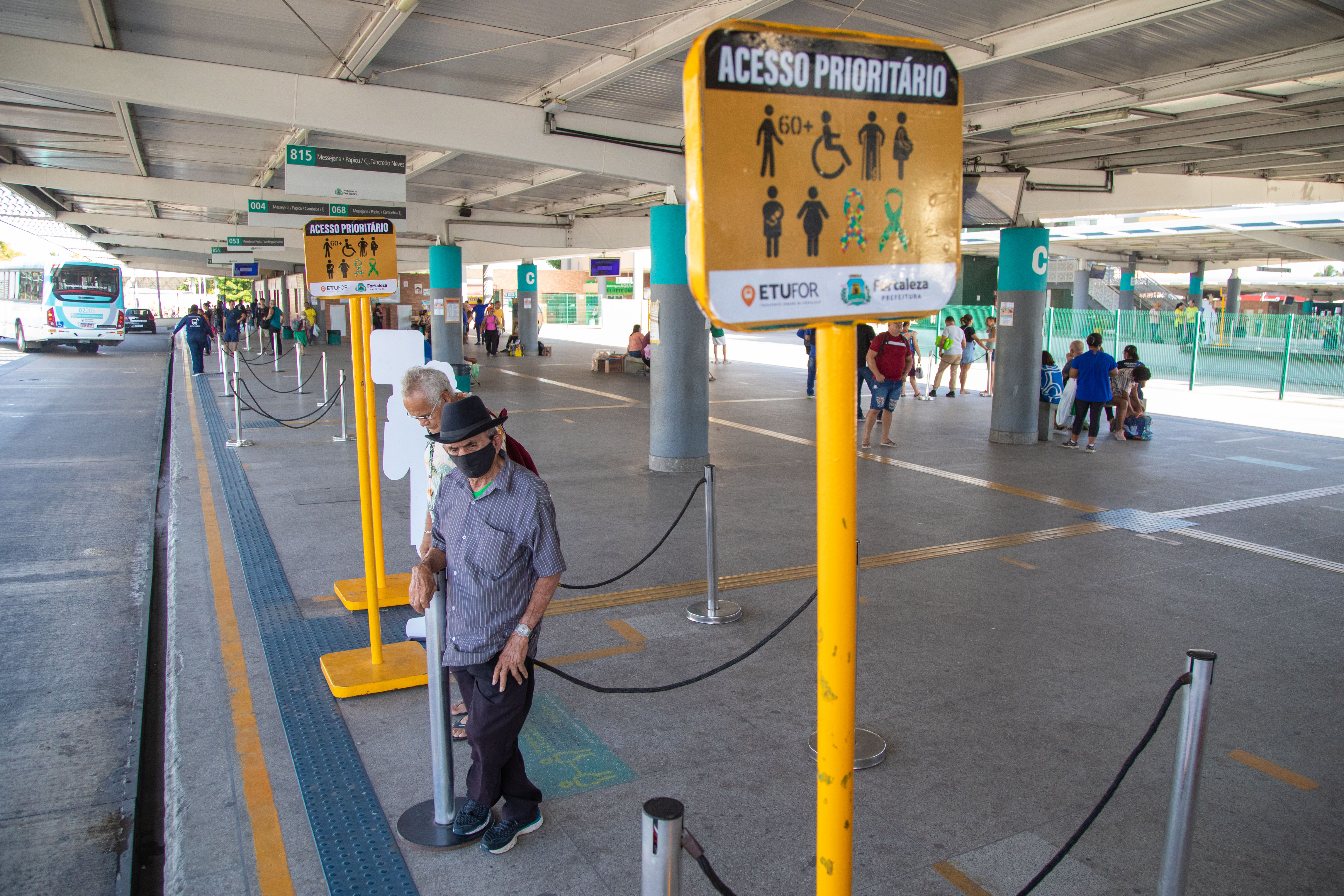 pessoas na fila de ônibus